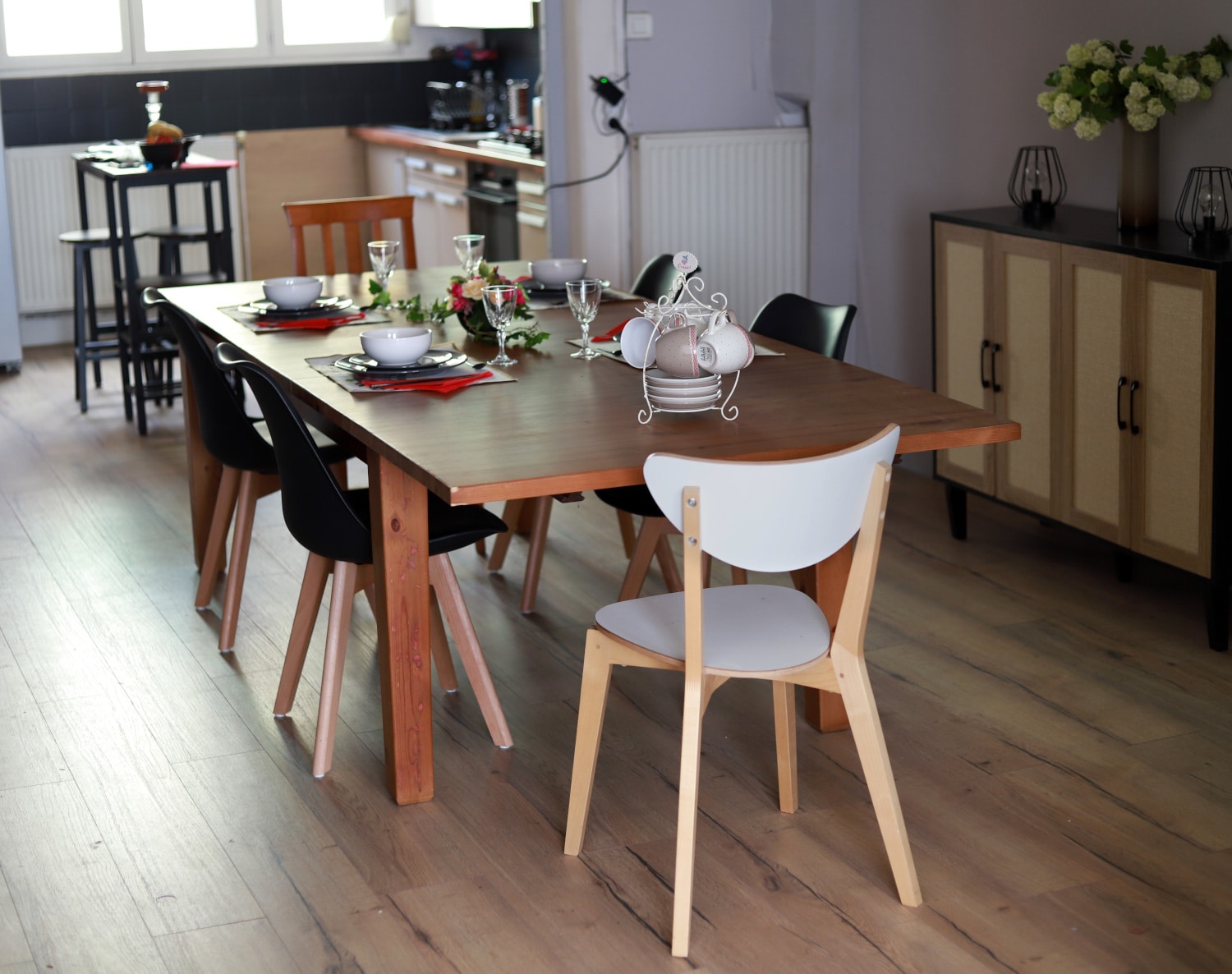 Salle à manger lumineuse de style industriel